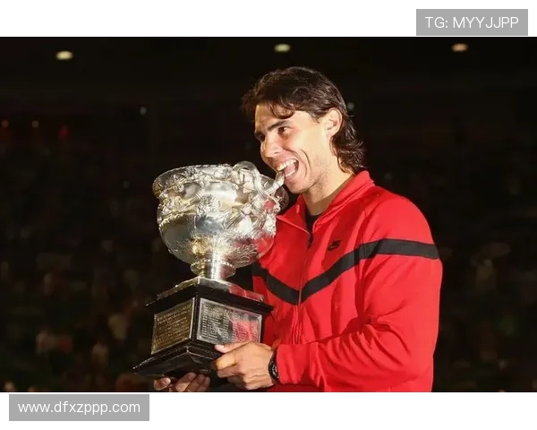 网球赛场再现经典对决 纳达尔与德约科维奇冲击史上第24冠