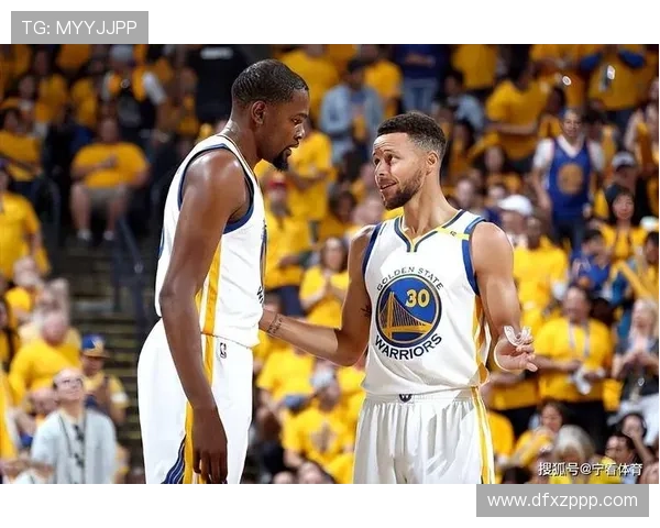 詹姆斯复出带领湖人迎战勇士，杜兰特与布克联手争夺季后赛席位