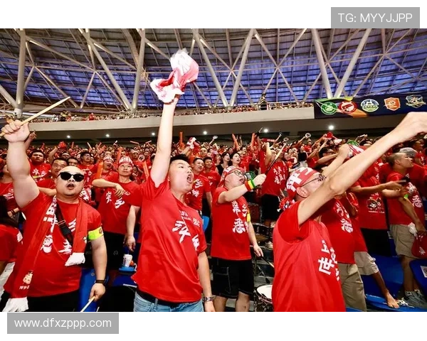 震撼！中国女排逆袭夺冠，全场观众沸腾为英雄们加油助威