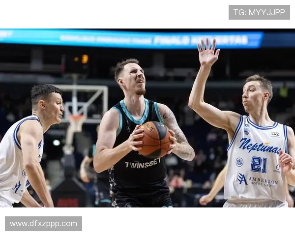 黄蜂队季前赛表现亮眼 新星球员展现出色潜力引发关注